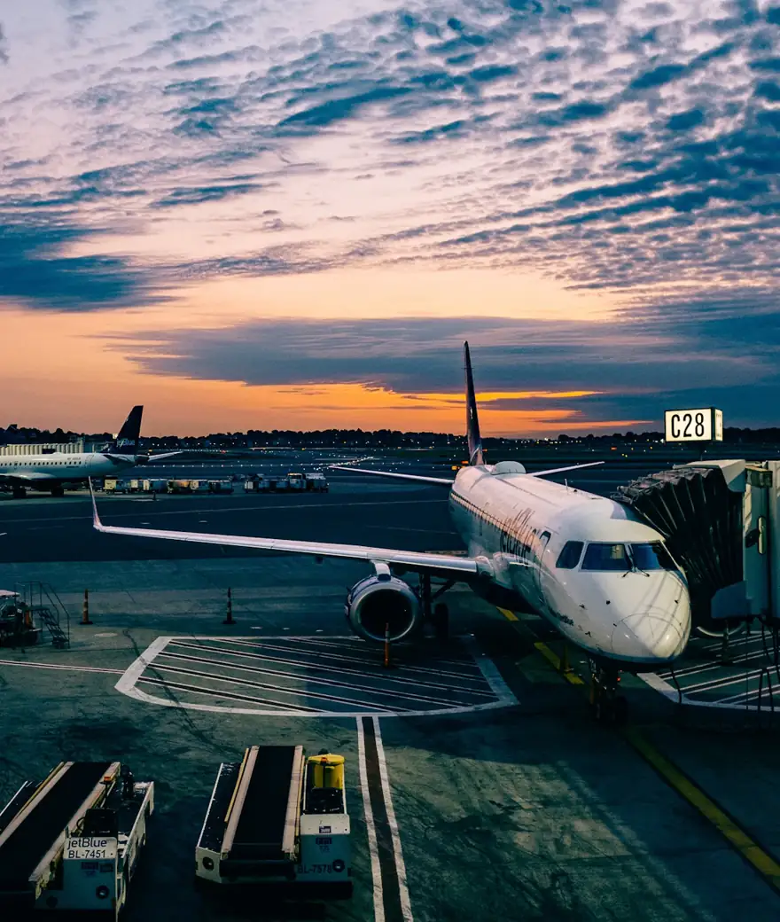 Avião no portão de embarque ao entardecer